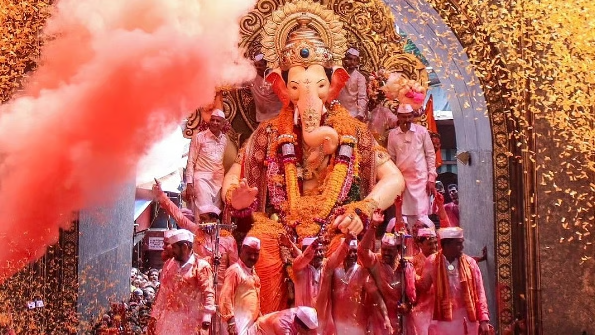 1. मुंबई में गणपति विसर्जन 2026 LIVE: लालबागचा राजा, चिंचपोकलीचा चिंतामणी और मुंबईचा राजा की भव्य विदाई